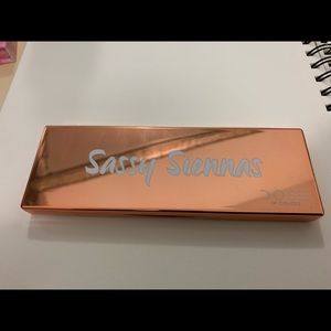 Dose of colors. Sassy Siennas eyeshadow palette